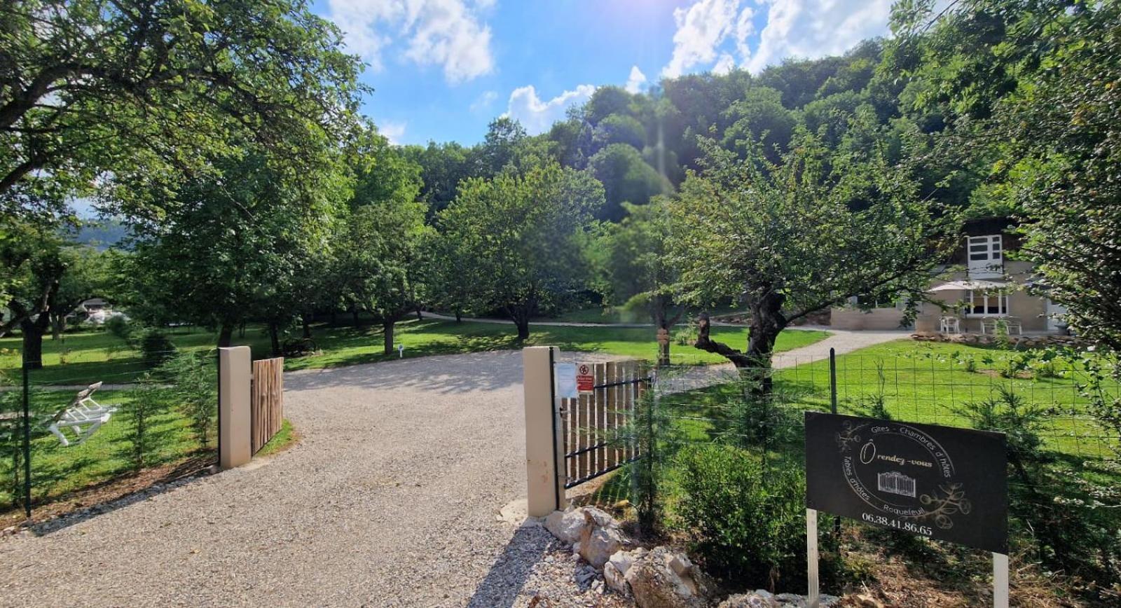 Gite L'Enclos O Rendez-Vous Roquefeuil-Pays De Sault- Avec Jardin Exterior photo